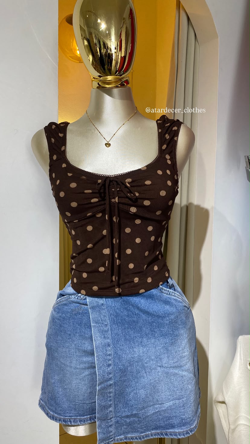Top de tirantes con estampado de lunares
