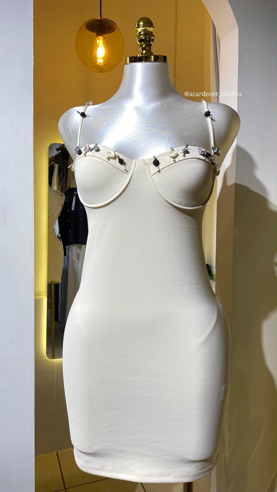 ZARA Vestido Mini Cálido con Apliques de Flores