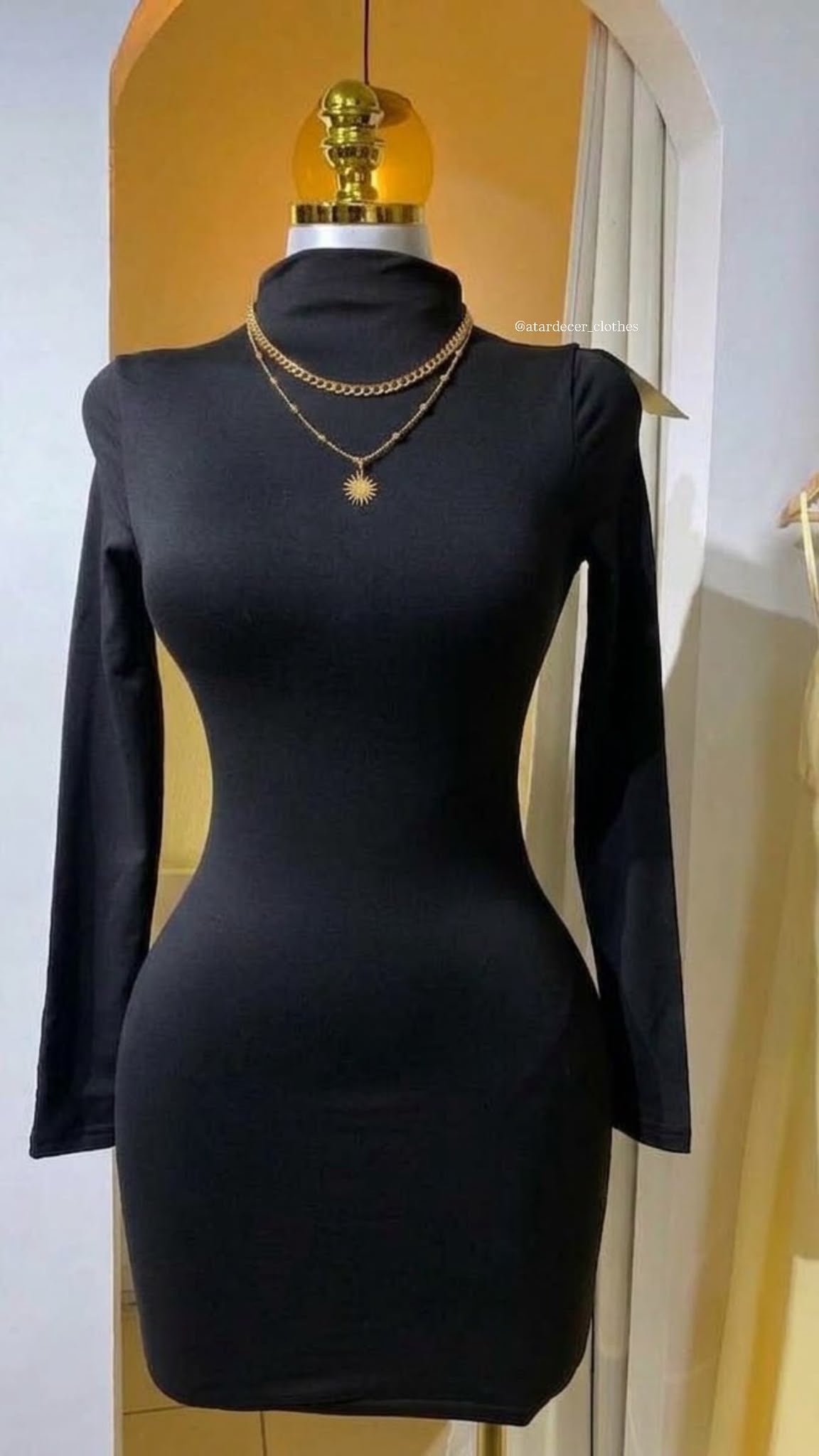 Vestido negro con mangas