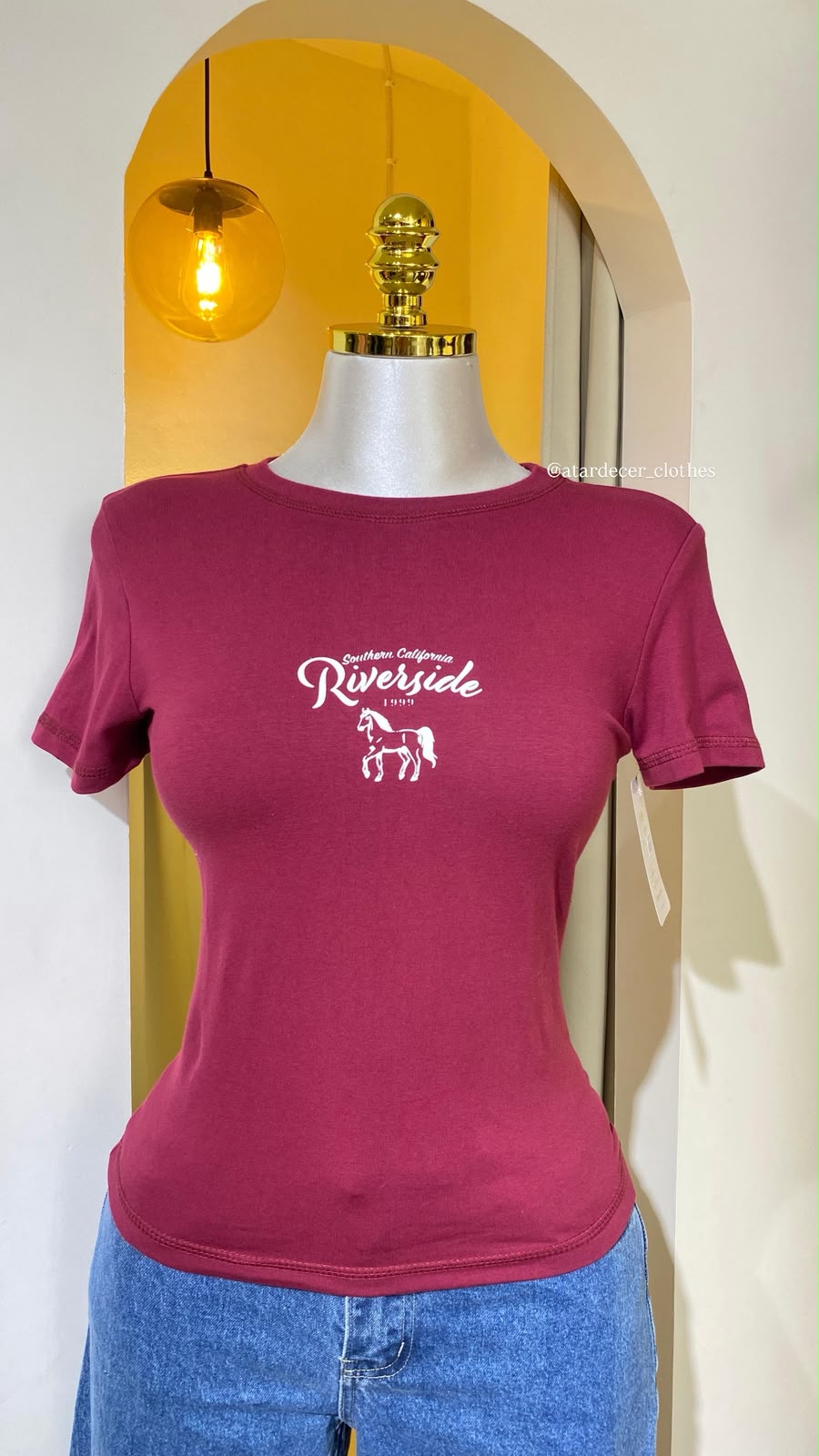 Playera Ajustada Borgoña Estilo Ecuestre "Riverside"