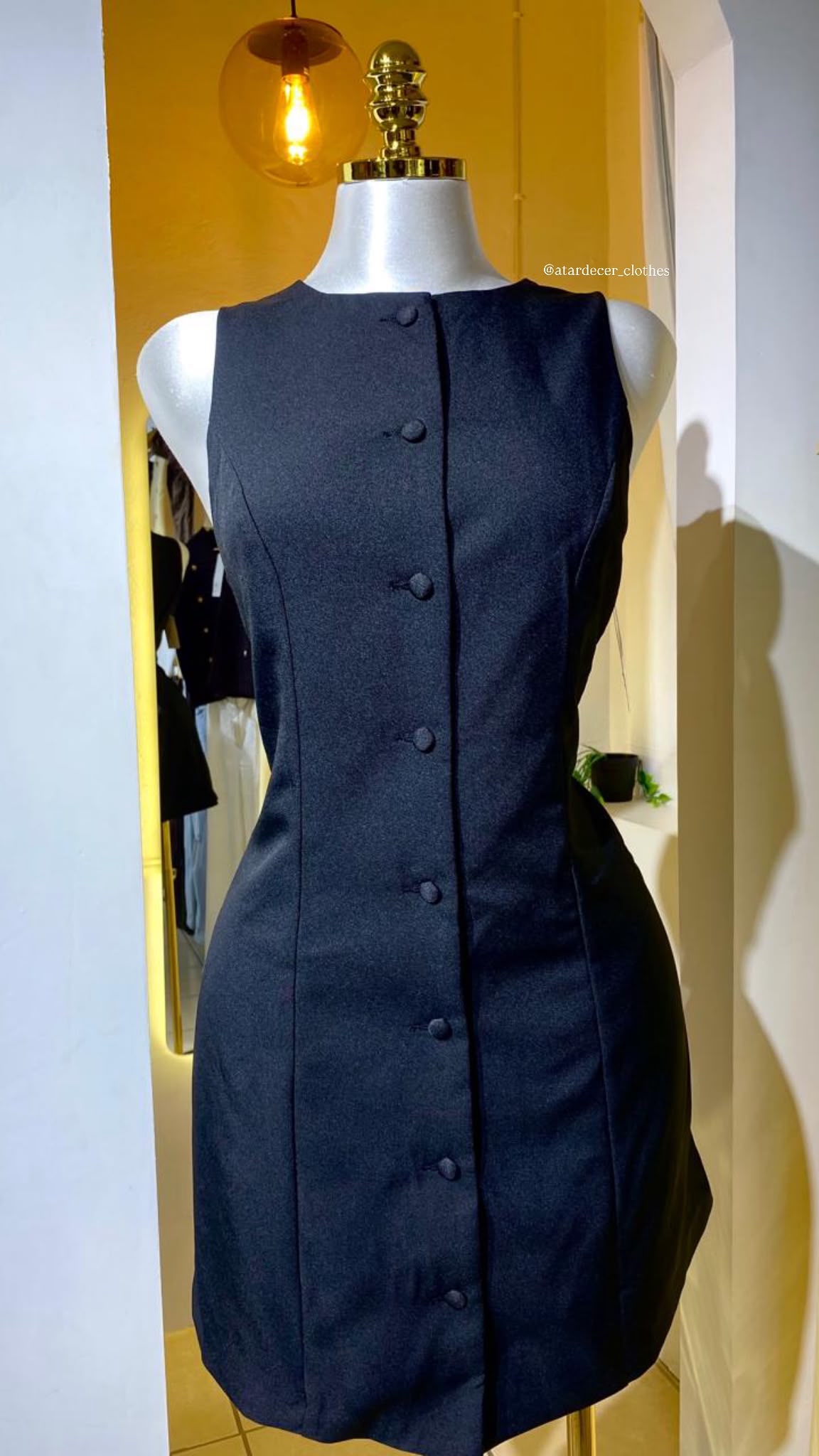 Vestido negro con botones