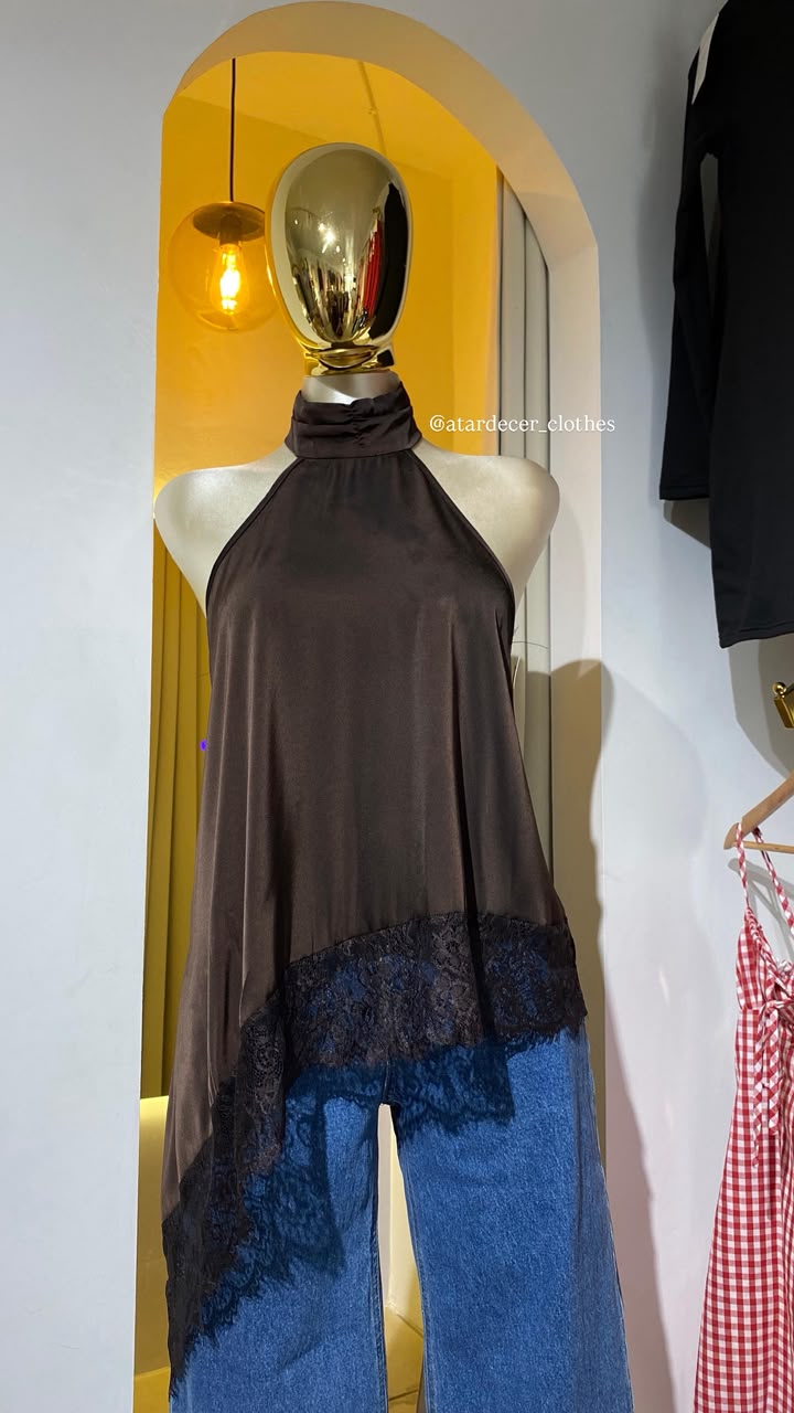 Blusa Cuello Halter con Encaje Asimétrico
