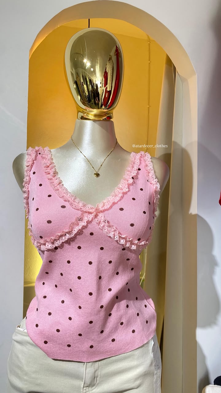 Top Básico Rosa de Lunares Negros con Encaje