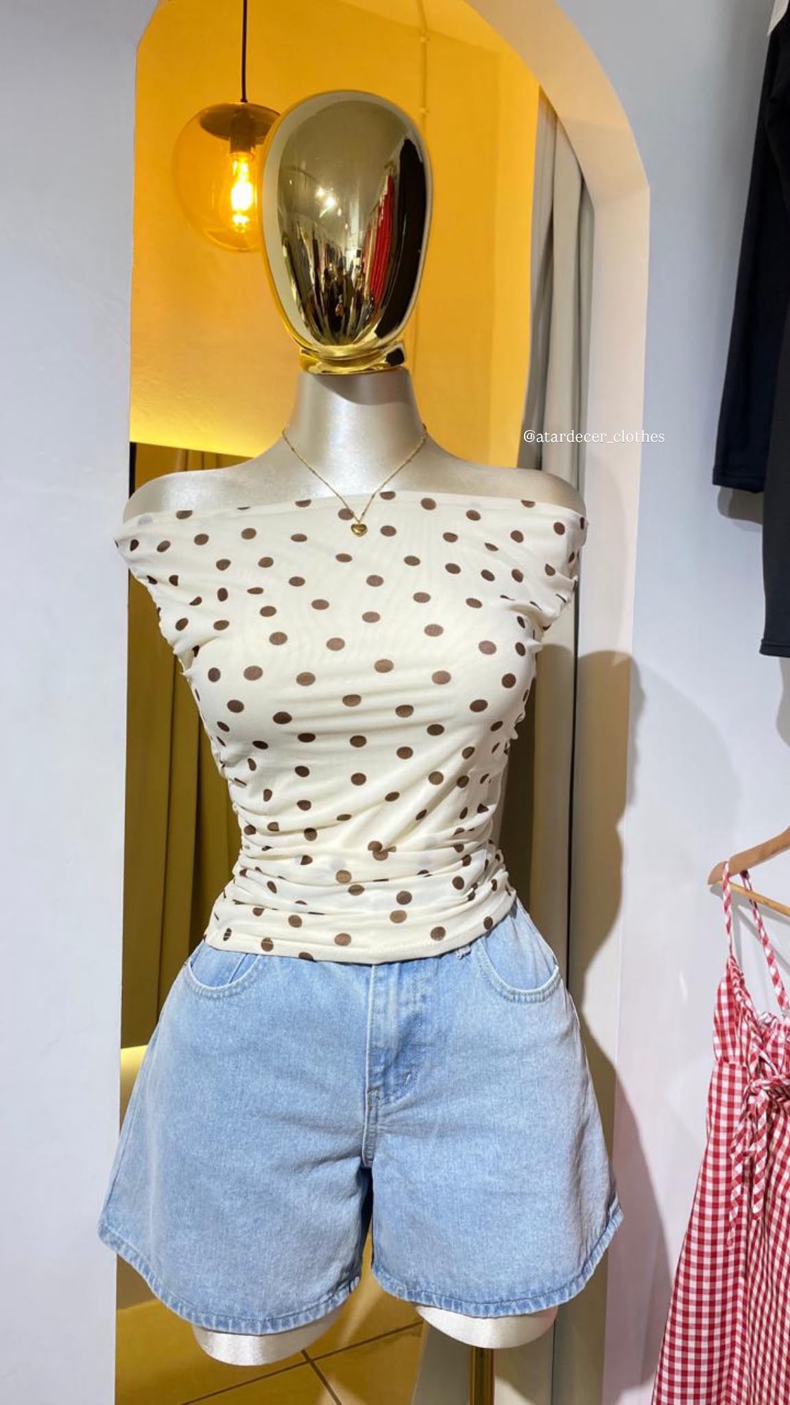 Top polka dot  hombro descubierto