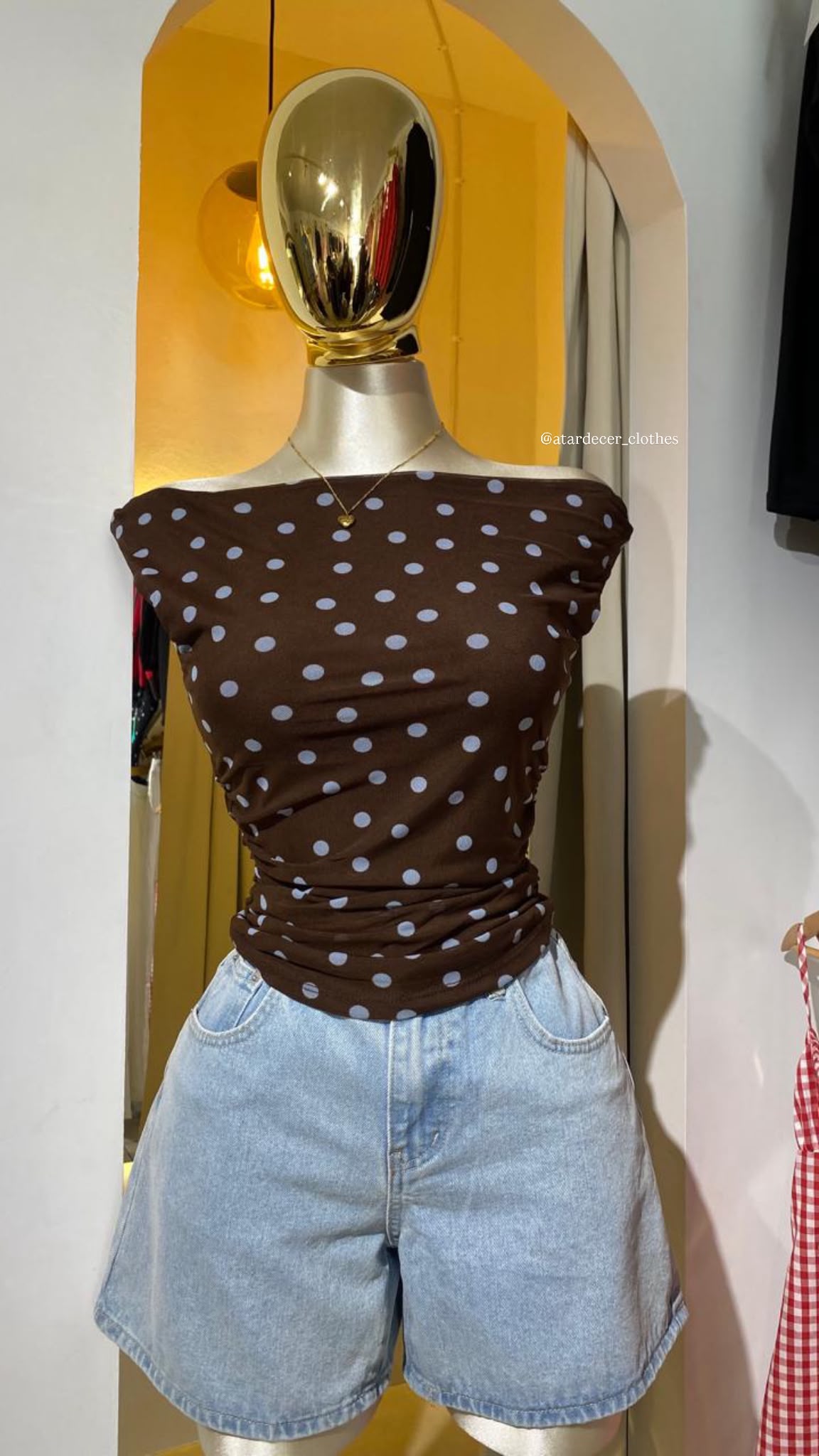 Top polka dot  hombro descubierto