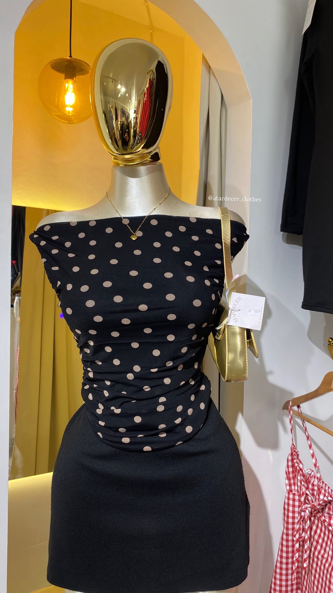 Top polka dot  hombro descubierto
