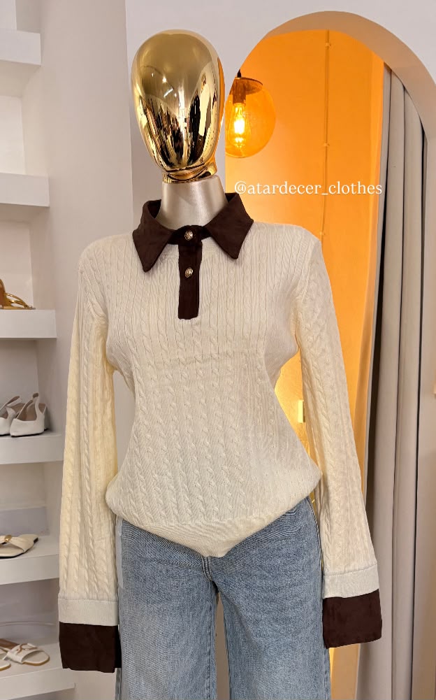 Suéter elegante con cuello café
